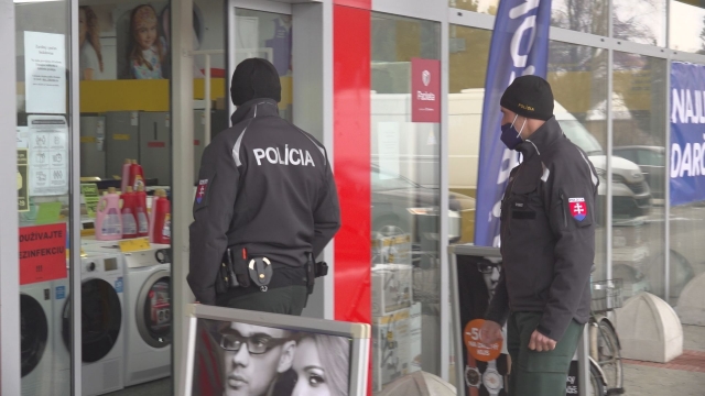 Polícia kontrolovala dodržiavanie opatrení v prevádzkach Family Centra