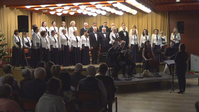 Vianočný koncert Cantileny opäť zaplnil sál domu kultúry