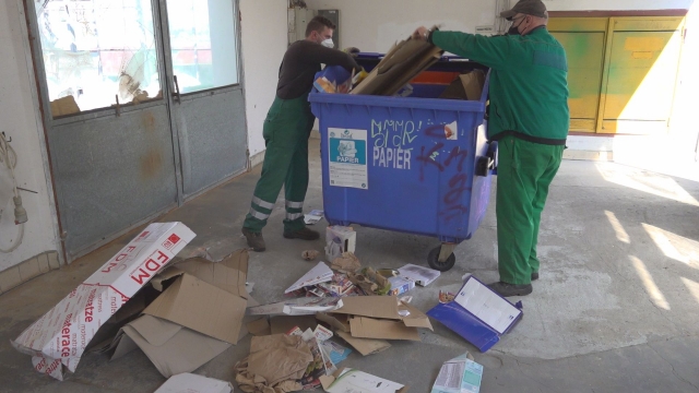 Čo do kontajnera na zber papiera patrí a čo nie