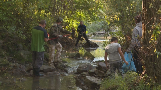 Čistenie potoka pri cyklotrase