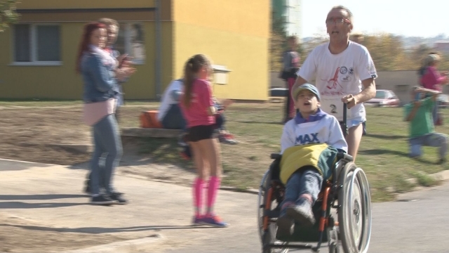 Bežali pre 14-ročného nechodiaceho Alexa s diagnózou DMO a epilepsiou