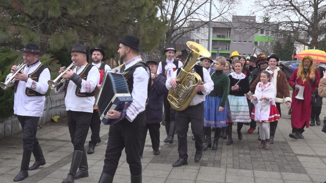 Veselý fašiangový sprievod ukončil fašiangové obdobie v Senici