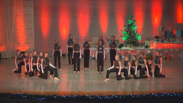 Vianočnú atmosféru do Domu kultúry vniesli tanečníci z triedy Anny Antálkovej