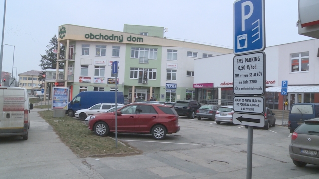 Nový režim dočasného parkovania v Senici.