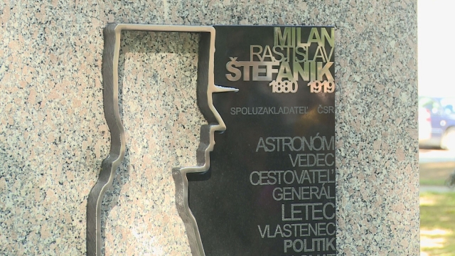 Monument v parku doplnený o Štefánika Monument v parku doplnený o Štefánika