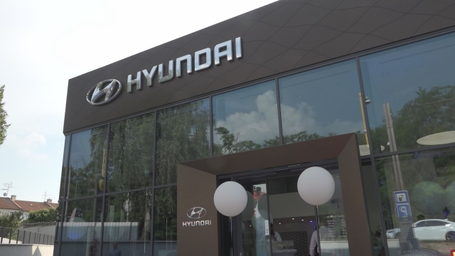 Hílek otvoril nový autosalón Hílek otvoril nový autosalón