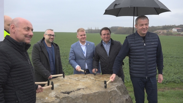 Poklepanie kameňa – rekonštrukcia cesty Nové Mesto – Myjava V. etapa