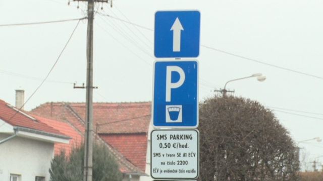 Hodinové parkovanie cez SMS len pre miestnych
