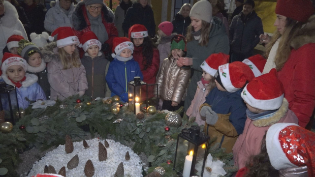 Deti z  MŠ Bradáčova zapálili tretiu adventnú sviecu