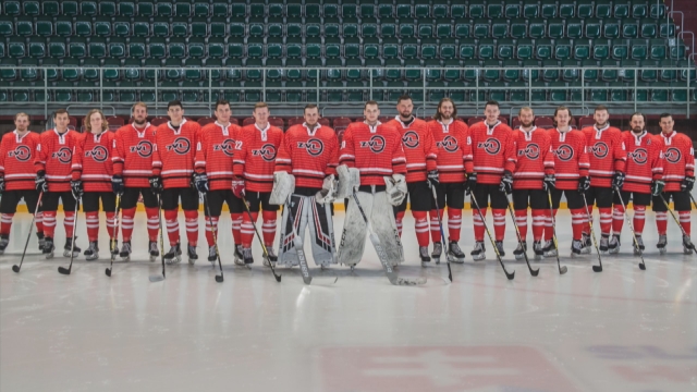 Hokejisti v retro dresoch