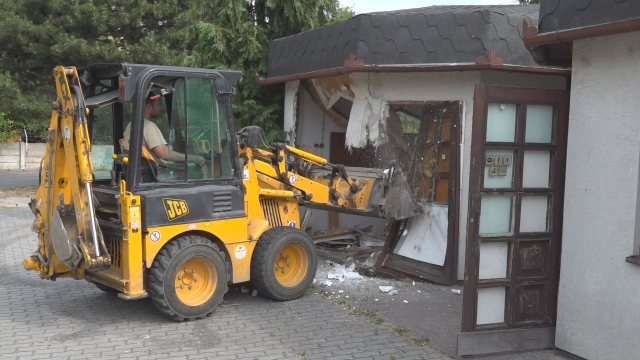 Pokračuje demolácia stánkov na autobusovej stanici