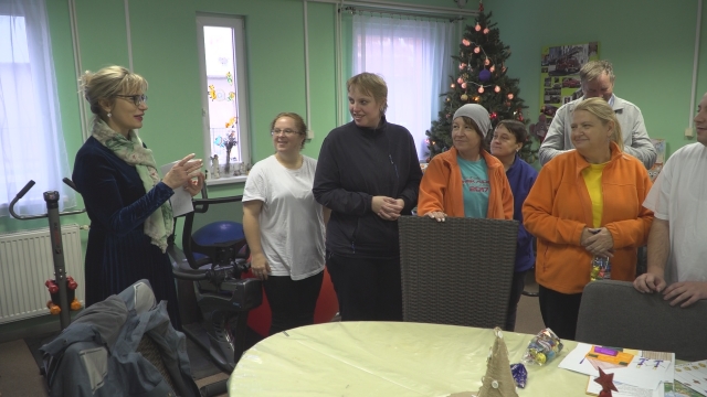 Primátorka a poslanci rozdávali mikulášske balíčky