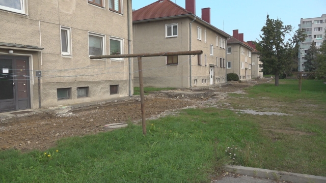 V Brezovej začali s opravou cesty III. triedy a chodníka pri štvorbytovkách