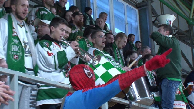 Fanklub Hokejového klubu Skalica nemôže chýbať na žiadnom zápase doma, ba ani na štadióne súpera